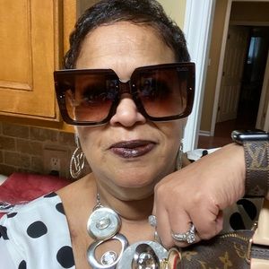 Meet your Posher, Cassandra